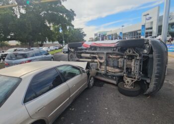 Chocan automóvil y camioneta en el bulevar Pedro Infante