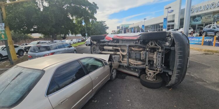 Chocan automóvil y camioneta en el bulevar Pedro Infante