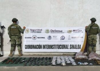 Autoridades federales aseguran vehículo con armas largas, cartuchos, cargadores y presunta droga en Mazatlán