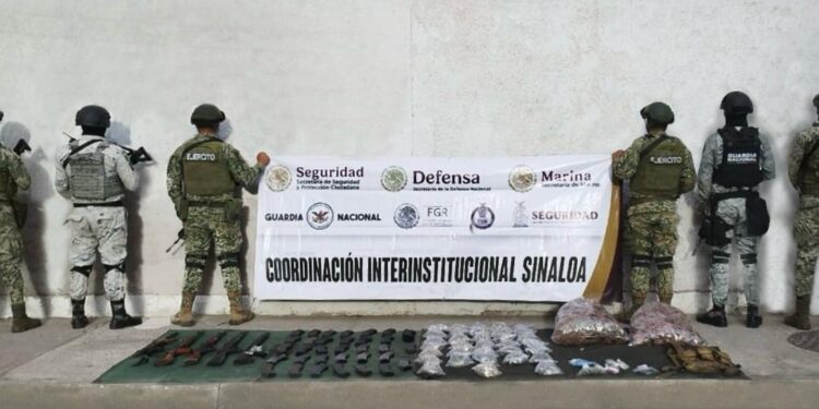 Autoridades federales aseguran vehículo con armas largas, cartuchos, cargadores y presunta droga en Mazatlán