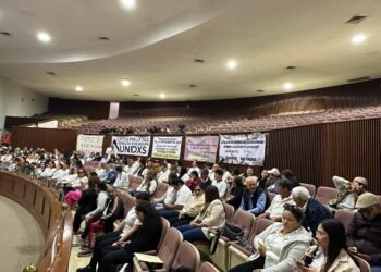 Llegan manifestantes al Congreso del Estado de Sinaloa; piden paz