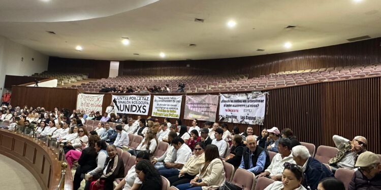 Llegan manifestantes al Congreso del Estado de Sinaloa; piden paz