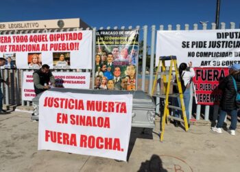 ¡Justicia muerta en Sinaloa! Protestan en el Congreso de Sinaloa