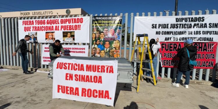 ¡Justicia muerta en Sinaloa! Protestan en el Congreso de Sinaloa