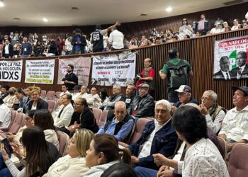¡Viva Rocha! gritan unos ciudadanos en el Congreso de Sinaloa