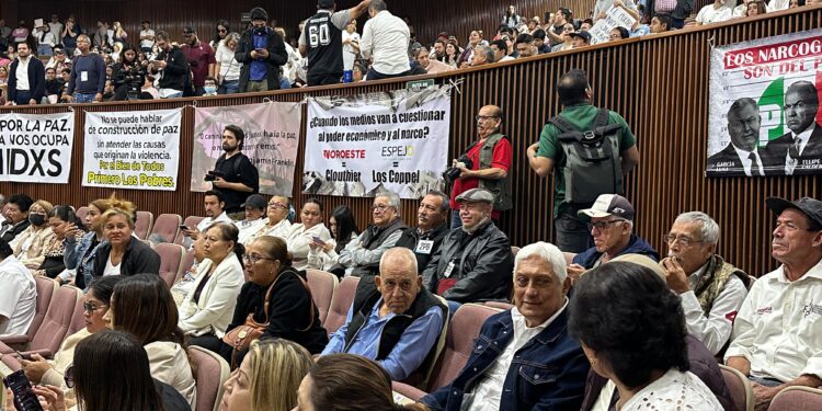 ¡Viva Rocha! gritan unos ciudadanos en el Congreso de Sinaloa
