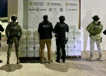 Grupo Interinstitucional asegura 64 bidones con metanfetamina líquida