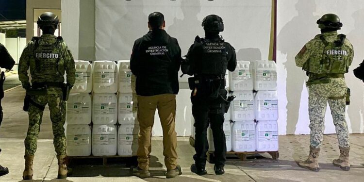 Grupo Interinstitucional asegura 64 bidones con metanfetamina líquida
