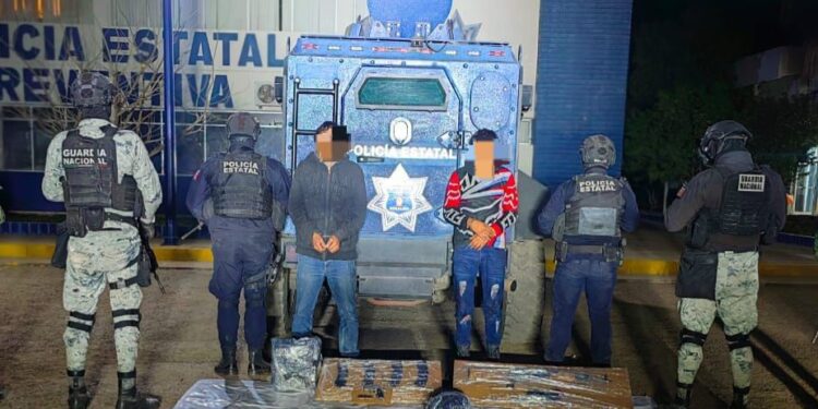 Libera a dos personas y asegura a dos civiles que portaban armas, cargadores y equipo táctico en Costa Rica