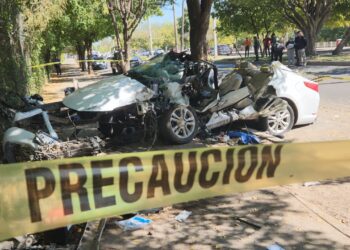 Estudiantes de la UAS chocan automóvil sobre el Malecón Nuevo y uno de ellos fallece