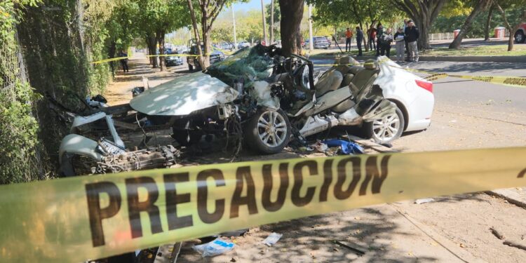 Estudiantes de la UAS chocan automóvil sobre el Malecón Nuevo y uno de ellos fallece