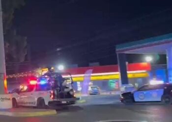 Autoridades estatales y federales persiguen a presuntos delincuentes armados