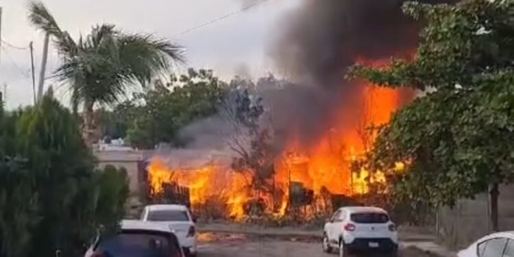 Queman casas en la invasión de Villa Bonita