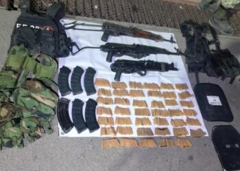 Asegura 3 vehículos, armas largas y cartuchos en El Quemadito