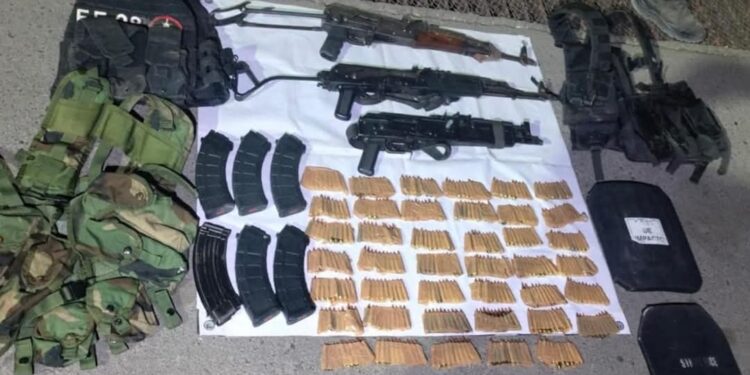 Asegura 3 vehículos, armas largas y cartuchos en El Quemadito