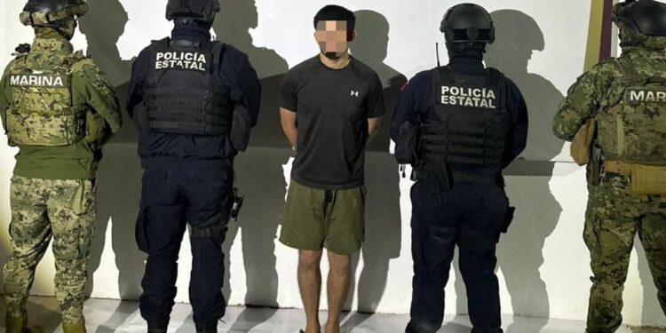 Grupo Interinstitucional asegura a sujeto con arma de fuego y una camioneta en Culiacán