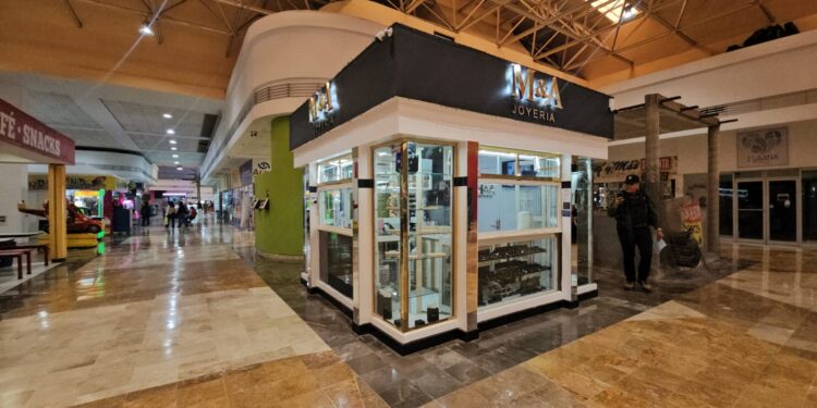 Sujetos armados asaltan joyería en al plaza Soriana La Campiña