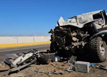 Choca camioneta contra trailer en la “Costera” y son llevados a un hospital
