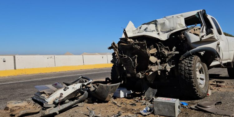 Choca camioneta contra trailer en la “Costera” y son llevados a un hospital