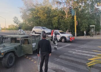 Querían despojar una camioneta Lincoln y provocaron que se ponchara, por lo que mejor huyeron