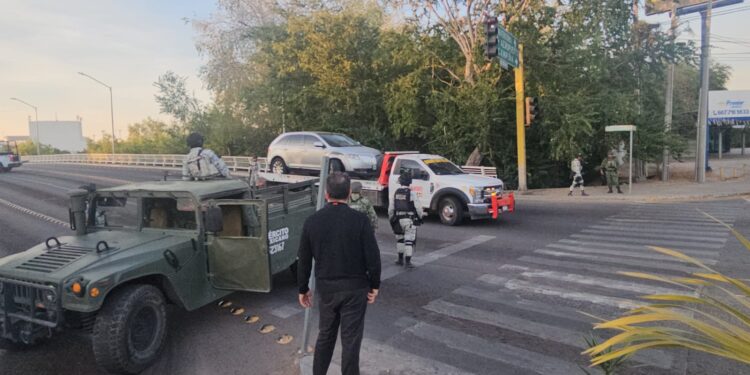 Querían despojar una camioneta Lincoln y provocaron que se ponchara, por lo que mejor huyeron