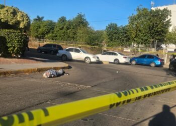 Tiran a un encobijado a espaldas de la Torre Académica de la UAS