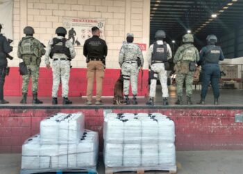 Aseguran bidones con presunta metanfetamina y envoltorios con otras drogas en paqueteria 