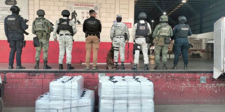 Aseguran bidones con presunta metanfetamina y envoltorios con otras drogas en paqueteria 