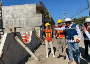 Rocha supervisa la construcción del puente sobre la Av. Colosio en Mazatlán