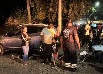 Familia de Aguaruto cae a un canal de riego con todo y automóvil