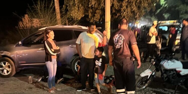 Familia de Aguaruto cae a un canal de riego con todo y automóvil