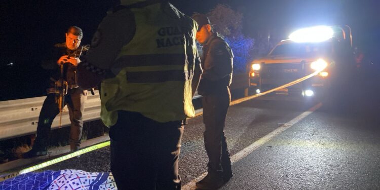 Tiran a un encobijado sobre el Libramiento de Costa Rica a San Pedro