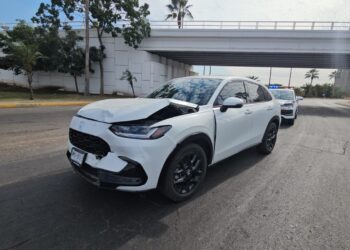 Grupo armado provoca carambola y despoja un automóvil para huir