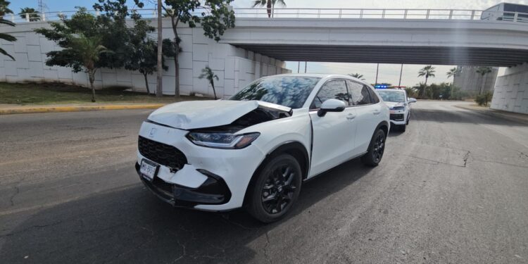 Grupo armado provoca carambola y despoja un automóvil para huir