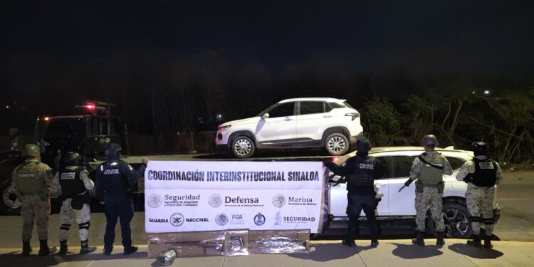 Recupera vehículos robados y asegura armas en Culiacán