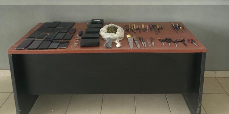 Hallan cocaína, mariguana, celulares y 8 USB en penal de Angostura