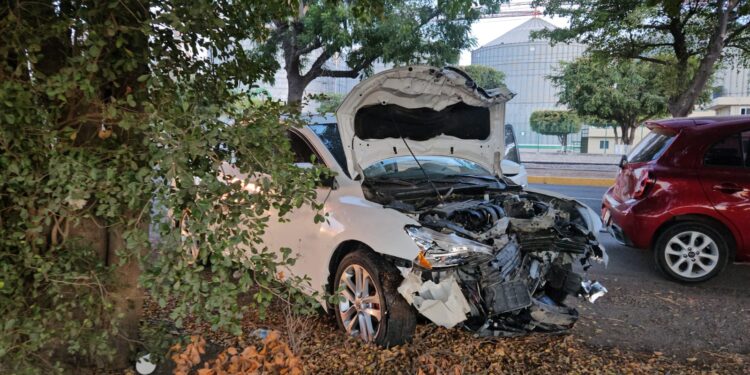 Choca agente de la PEP contra tractor sobre la Culiacán-Navolato