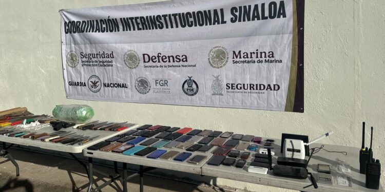 Catean de nuevo Penal de Culiacán y localizan una Pistola Beretta, 71 cuchillos, 48 celulares, 22 dosis de cocaín, entre otros objetos ilícitos