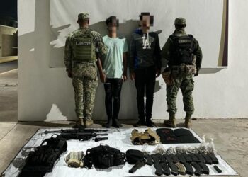 Dos civiles y armamento asegurados por el Grupo Interinstitucional en Cosalá