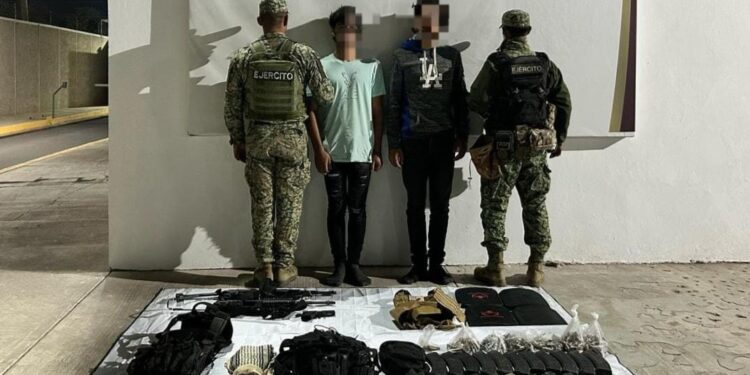 Dos civiles y armamento asegurados por el Grupo Interinstitucional en Cosalá