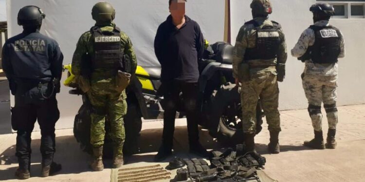 Detienen a un civil con armas de fuego, cargadores, equipo táctico y una cuatrimoto en Culiacán