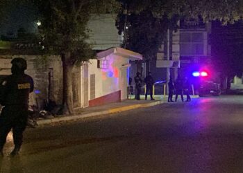 Acribillan con “AK-47” a dos hombres en la Lázaro Cárdenas; uno de ellos murió