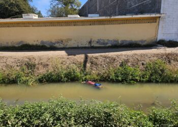 Hallan un cadáver flotando en un canal de riego de El Diez
