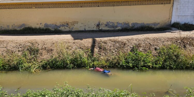 Hallan un cadáver flotando en un canal de riego de El Diez