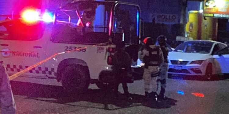 Elementos de la PEP y la SEDENA localizan a uno de los sicarios herido y escondido en un expendio