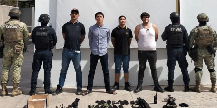 Grupo Interinstitucional asegura a cuatro civiles, armas y vehículos con reporte de robo