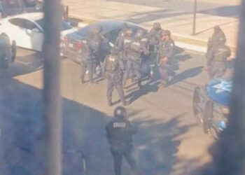 Tras persecución y choque, policías estatales detuvieron a dos presuntos delincuentes