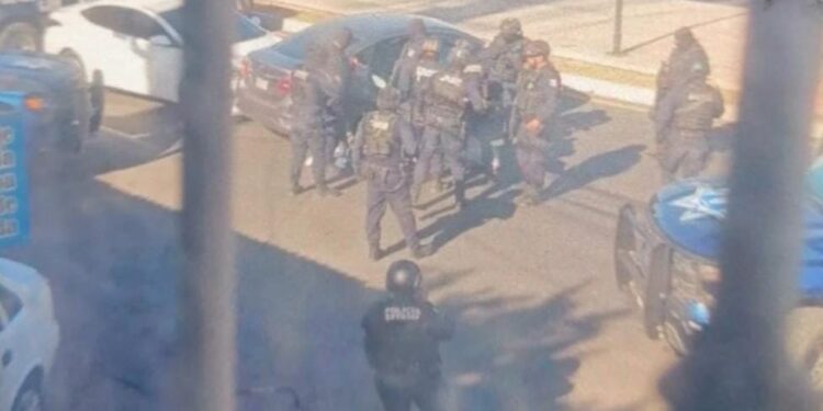 Tras persecución y choque, policías estatales detuvieron a dos presuntos delincuentes