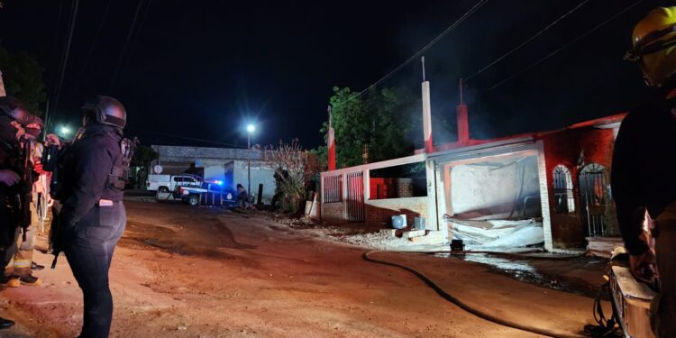 Grupo armado ataca a balazos una casa de Los Huizaches