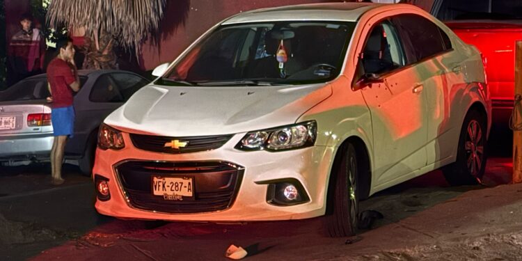 Ejecutan a balazos en un auto blanco a un hombre en Infonavit Cañadas